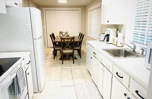 Kirkland House | 4-bedroom house in lovely Kirkland2 with AC, fully fenced
