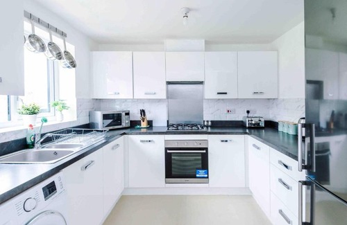 Belle Vue House | 4 Bedroom House Manchester Hosted By MCR Dens