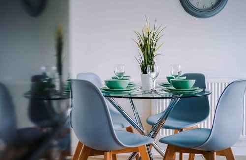 Belle Vue House | 4 Bedroom House Manchester Hosted By MCR Dens