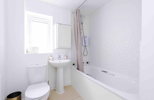 Belle Vue House | 4 Bedroom House Manchester Hosted By MCR Dens