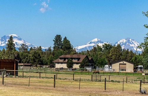 Bend House | 4 bedroom Modern Farmhouse, 5 acres, mt. views, Bend, Tumalo @alpenglowfarmhouse