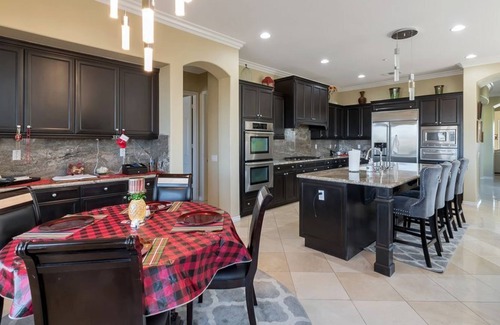 Alessandro Heights Apartment | 4 Bedroom Single family L-594109 by Houzlet
