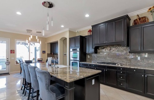 Alessandro Heights Apartment | 4 Bedroom Single family L-594109 by Houzlet