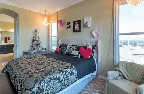 Alessandro Heights Apartment | 4 Bedroom Single family L-594109 by Houzlet