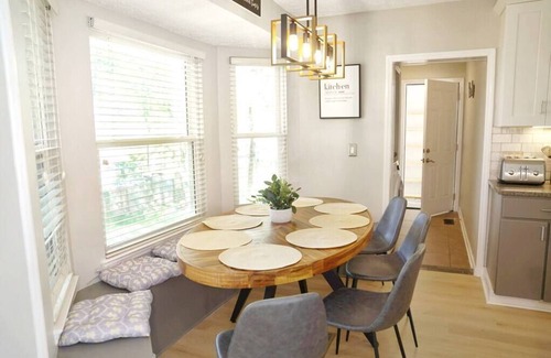 La Vergne House | 4 Bedroom Sleeps 10 with Huge Outdoor Space