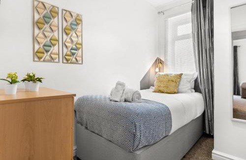 Margam Apartment | 4 Bedrooms, Centre of town, Smart TV in every room