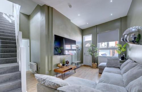 Coventry Apartment | 4 Bedrooms Homely House with Garden- Sleeps 9 Comfortably with 6 Comfortable Beds, Free Street Parking, Business Travellers, Contractors, & Holiday-Goers, Coventry, Near All Major Transport Links in Coventry and Motorway