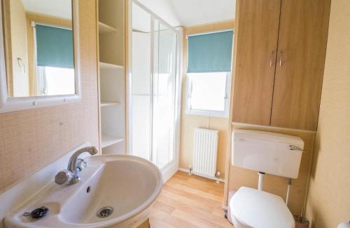 Anderby Creek Other | 4 Berth Caravan For Hire At Sunkist Holiday Park Near Skegness Ref 42084S
