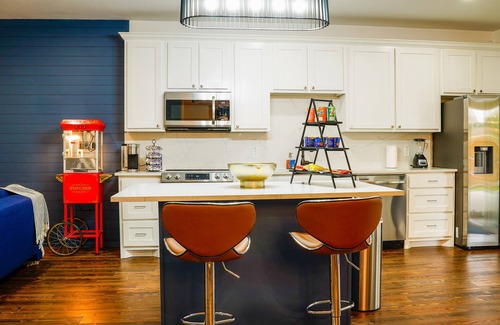 South Dallas - Fair Park Villa | 4 BR , Large Yard with HOT TUB, Fire pit,Basket ball hoop