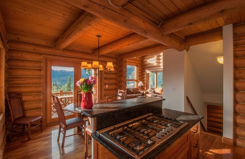 Mountain Village Ski Chalet | 4 BR Mountain Village Luxury Log Home - Great Views, Sleeps 10