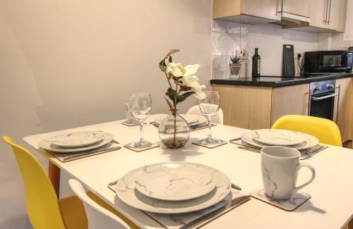 Wakefield Apartment | 4 Dbl Beds, Modern Apartment, Free Parking and Home-from-home