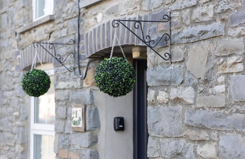 Llanybydder Cottage | 4 Guests - Pet Friendly - Fireplace - Parking