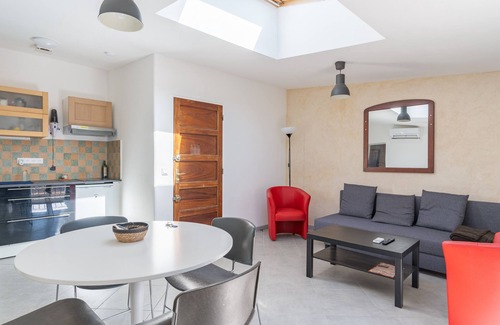 Charleval Apartment | 4 - Heart of the village F3 - air-conditioned