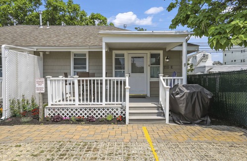 Wall House | 4 houses from the beach! Belmar Rear East Cottage