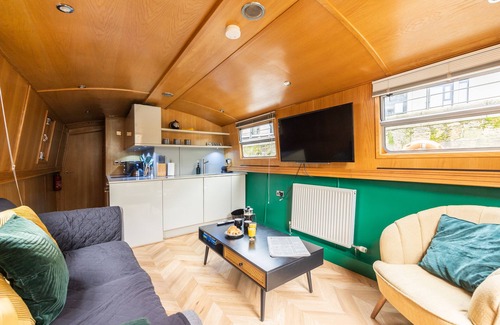 Bruntsfield Boat Rental | 4* Luxury floating wide beam houseboat moored in Edinburgh city center.