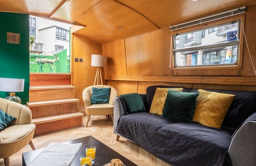 Bruntsfield Boat Rental | 4* Luxury floating wide beam houseboat moored in Edinburgh city center.