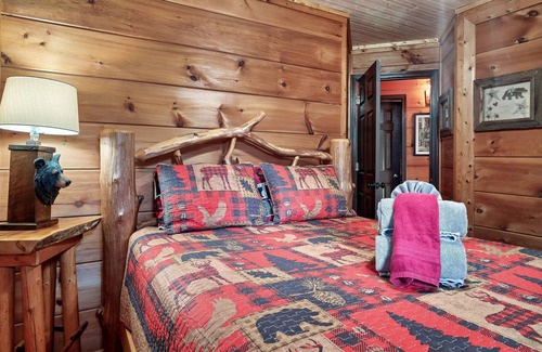 Hemlock Hills Cabin | 4 Miles to Downtown Gburg~HotTub~Firepit