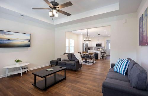 Burlington House | 4 Min to Downtown - En-Suite Bath - Washer and Dryer