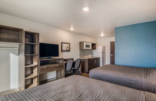 Greenville - Spartanburg Hotel | 4 Pet-Friendly Rooms w/Kitchen Near Roper Mountain Science Center & Attraction