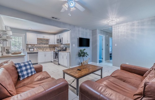Garland House | 4 Queen Beds, Fast WiFi, Free Parking