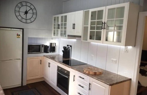 Bundaberg South House | 4 Queen Beds Sleeps 10 Full Air Free Wifi/netflix