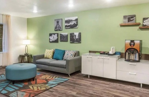 Newnan Hotel | 4 Queen Room w/Private Entry + Kitchen – Perfect for Extended Newnan Stays