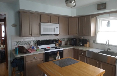 Honeoye House | 4 Season 4 Br. Family Friendly, Fully Equipped Two-story Cape