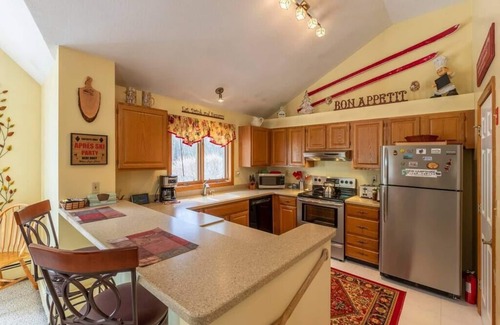 Lincoln Condo | '4 SEASONS' @ LOON MTN. 2BR+Loft w/Pool(s)