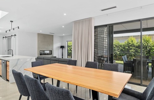 Yarrawonga House | 45 On Fairway overlooking the Black Bull golf course.