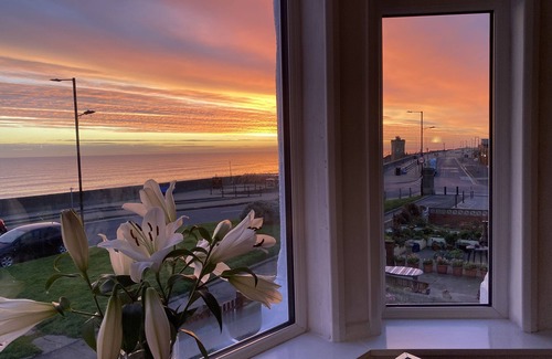 Withernsea Cottage | 46 THE PROMENADE, family friendly, with a garden in Withernsea