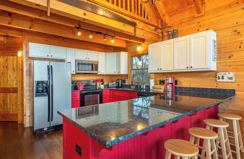 Marshall Cabin | 48 Acres~Hot Tub~Fire Pit~Game Room~Near Asheville
