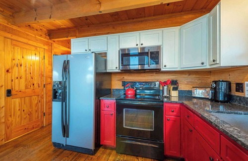 Marshall Cabin | 48 Acres~Hot Tub~Fire Pit~Game Room~Near Asheville