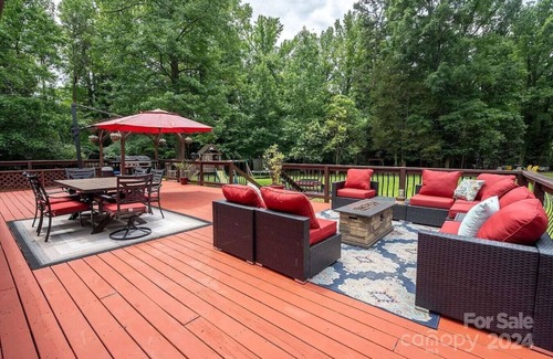 Marlwood Acre House | 487) Massive 3 bedroom with a firepit!