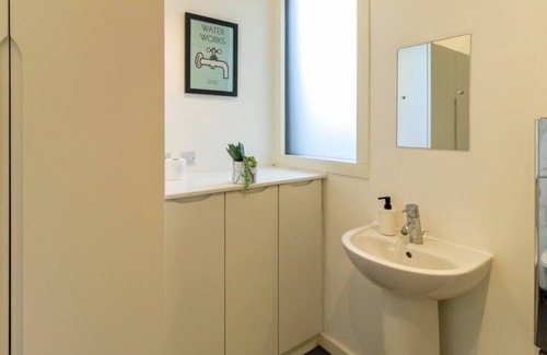 Milton Keynes House | 4B home in Milton Keynes with parking for 4 cars