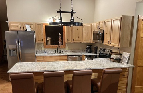 Logan House | 4BD/3BA, 12 Mins To Park, WiFi, Hot Tub, Rec Room