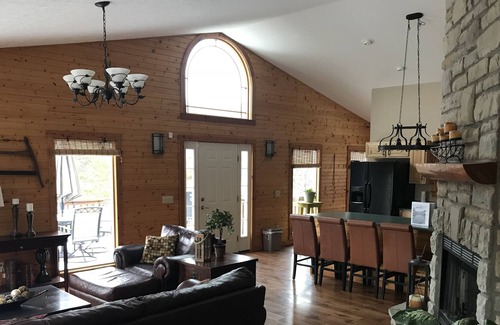 Logan House | 4BD/3BA, 12 Mins To Park, WiFi, Hot Tub, Rec Room