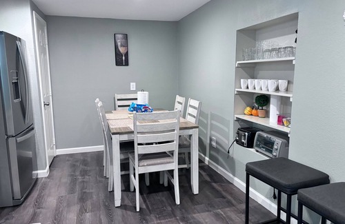 Oak Cliff Ski Chalet | 4BD/3BA/DFW Airport Patio private parking Piscina
