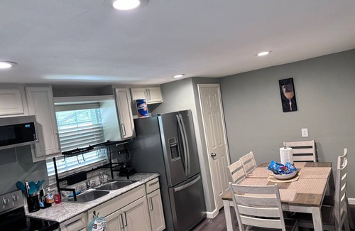 Oak Cliff Ski Chalet | 4BD/3BA/DFW Airport Patio private parking Piscina