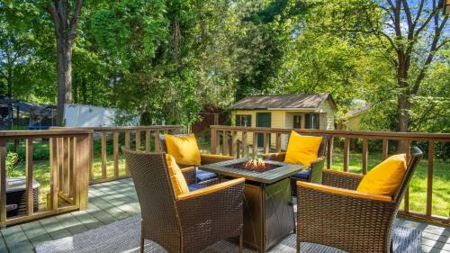 Charlotte House | 4bd Contemporary Home with BBQ, Game Room
