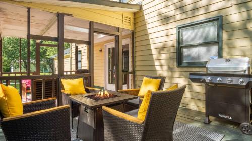 Charlotte House | 4bd Contemporary Home with BBQ, Game Room
