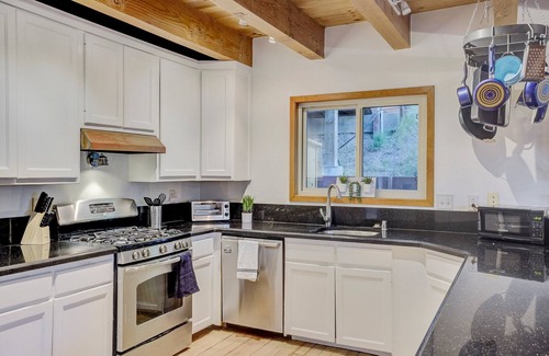 San Rafael House | 4BD+Grand Room Marin Home w/Hot Tub, Billiards, BBQ, VIEWS!