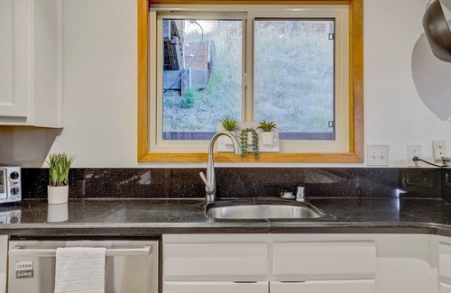 San Rafael House | 4BD+Grand Room Marin Home w/Hot Tub, Billiards, BBQ, VIEWS!