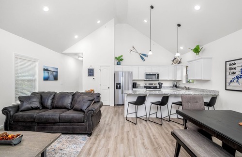 Lampe House | 4BD LODGE at Table Rock Lake - Near Marina ~ Pool ~ FREE TICKETS INCLUDED! (THE BBH)