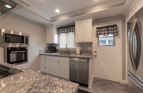 Orange House | 4BD REMODELED HOUSE, FIREPIT, GAMEROOM, CLEAN!