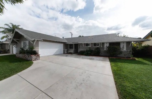 Orange House | 4BD REMODELED HOUSE, FIREPIT, GAMEROOM, CLEAN!