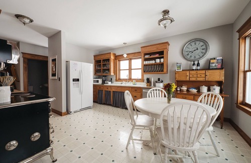 Williamsburg House | 4BDR Broomhead Farmhouse Main House