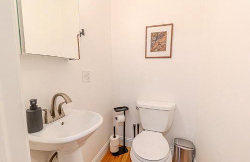 Winter Hill Apartment | 4BDR Near Tufts-10min-Walk to Subway-Free Parking