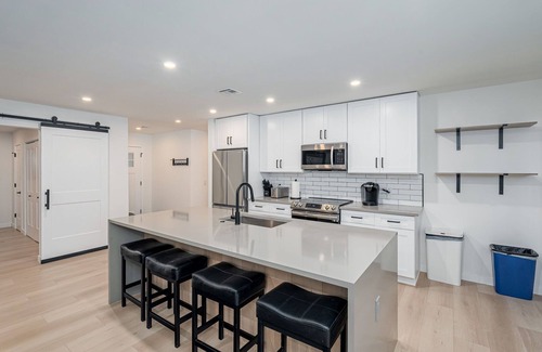 Kingston House | 4Bdrm 3ba Pickleball, Pool Table, Nearby Marina!