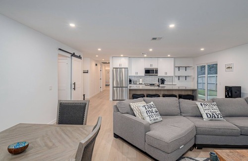 Kingston House | 4Bdrm 3ba Pickleball, Pool Table, Nearby Marina!