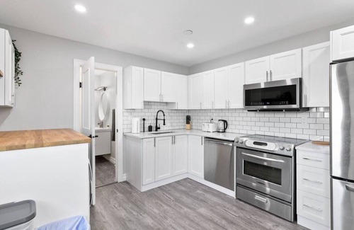 LaSalle House | 4Bed Apt With a Firepit + Golf Club